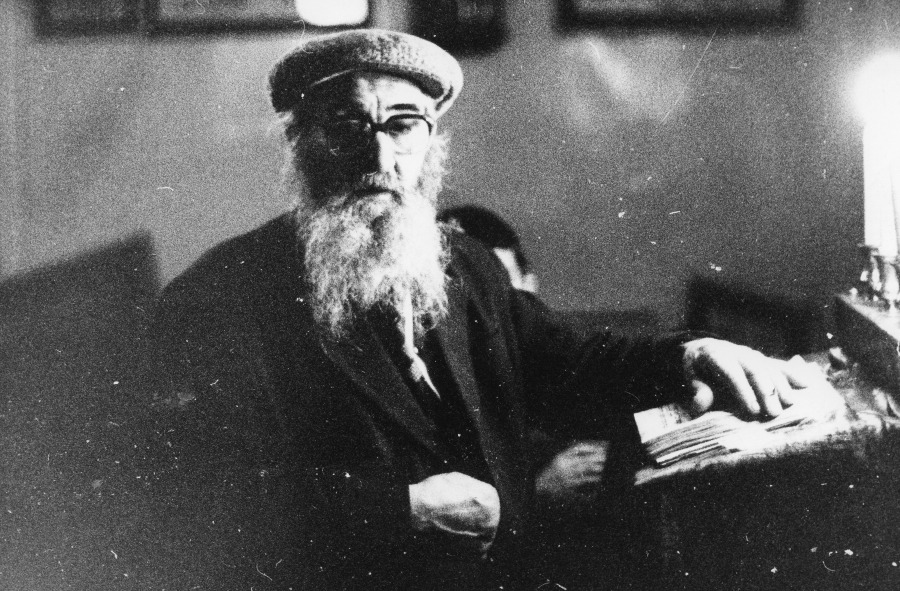Jewish movement in Leningrad in 1980s. In the small Leningrad synagogue. Reb Avrom-Aba Eizlin , the  gabbai of the Leningrad synagogue.