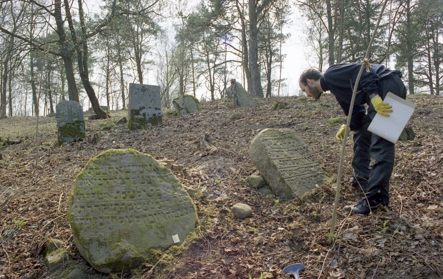 Expedition of the Petersburg Jewish University to Кaraite Cemetries in Lithuania, 1998 (Leaded by I. Dvorkin). Semion Parizhsky at the old Karaite cemetery in Trokay. Photo by M. Rashkovsky