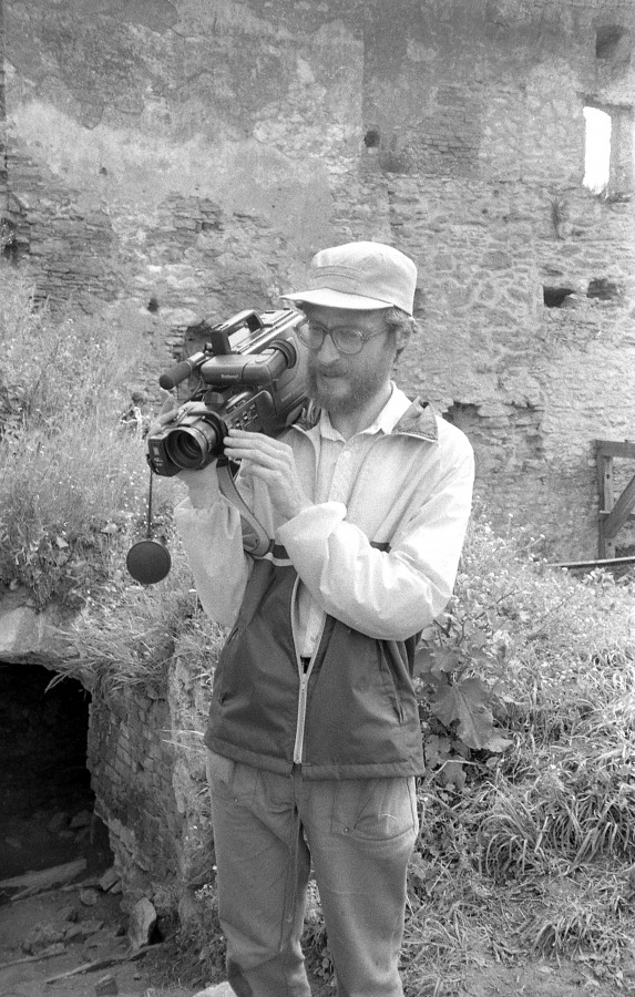 Expedition organized by I. Dvorkin to Ukraine, 1988. Medzhybizh. I. Gorenstein, expedition&#039;s photographer at work. Photo by I. Dvorkin.
