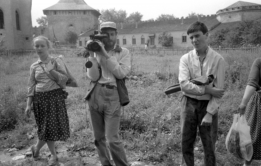 Expedition organized by I. Dvorkin to Ukraine, 1988. Medzhybizh. I. Gorenstein, expedition&#039;s photographer and camera man at work. Photo by I. Dvorkin