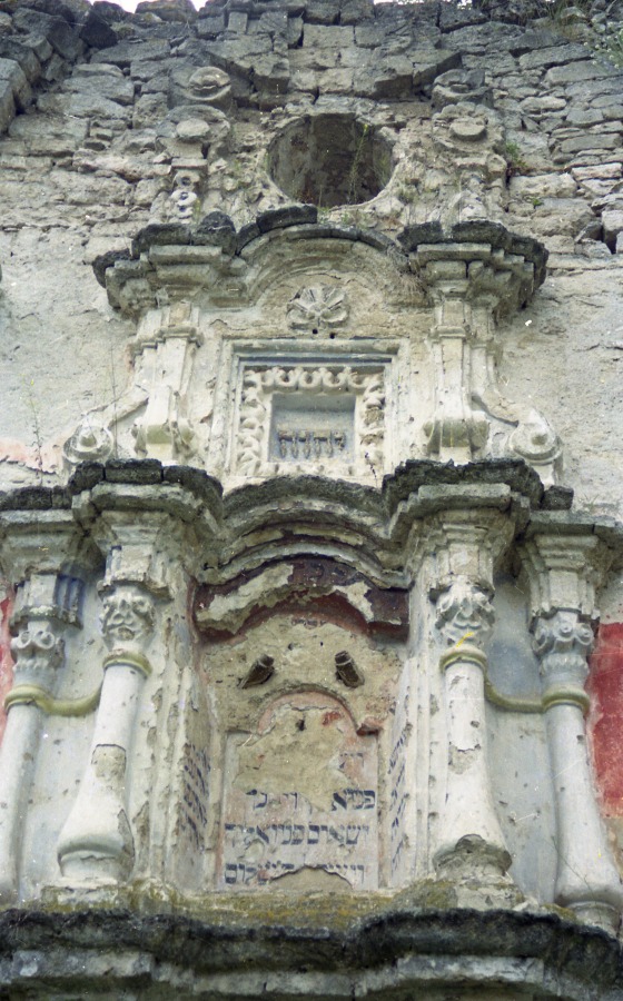 Expedition of the Petersburg Jewish University to Ukraine, 1998 (Leaded by I. Dvorkin). Rashkov. The ruins of the synagogue. Presum. dated 1749. Aron ha-kodesh. Photo by M. Kheifets.