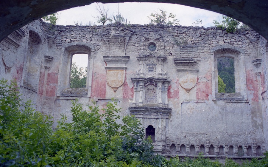 Expedition of the Petersburg Jewish University to Ukraine, 1998 (Leaded by I. Dvorkin). Rashkov. The ruins of  interior of the synagogue. Presum. dated 1749.  Photo by M. Kheifets.